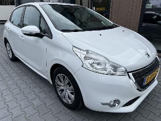 Schadeauto Peugeot 208 1.2 e-VTi  Automaat  Navi Clima Pdc 2013/11