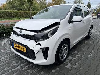 Vaurioauto  passenger cars Kia Picanto 1.0 CVVT ComfortLine 2017/5