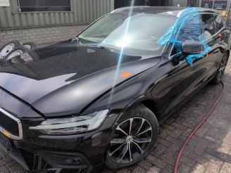 Vrakbiler auto Volvo V-60 V60 II (ZW), Combi, 2018 2.0 B3 16V Mild Hybrid 2020/8