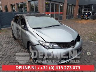 Coche siniestrado Toyota Auris Auris (E18), Hatchback 5-drs, 2012 / 2019 1.8 16V Hybrid 2014/3