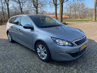 krockskadad bil auto Peugeot 308 1.6 BluedHdi Pack 2015/5
