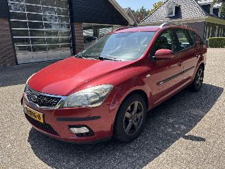Schadeauto Kia Ceed 1.6 crdi Sporty Wagon X-ecutive 2010/12