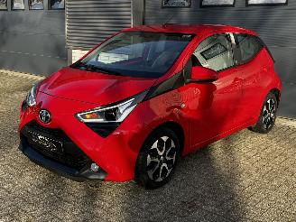 damaged passenger cars Toyota Aygo 1.0 VVTi CAMERA / CRUISE / AIRCO 2020/10