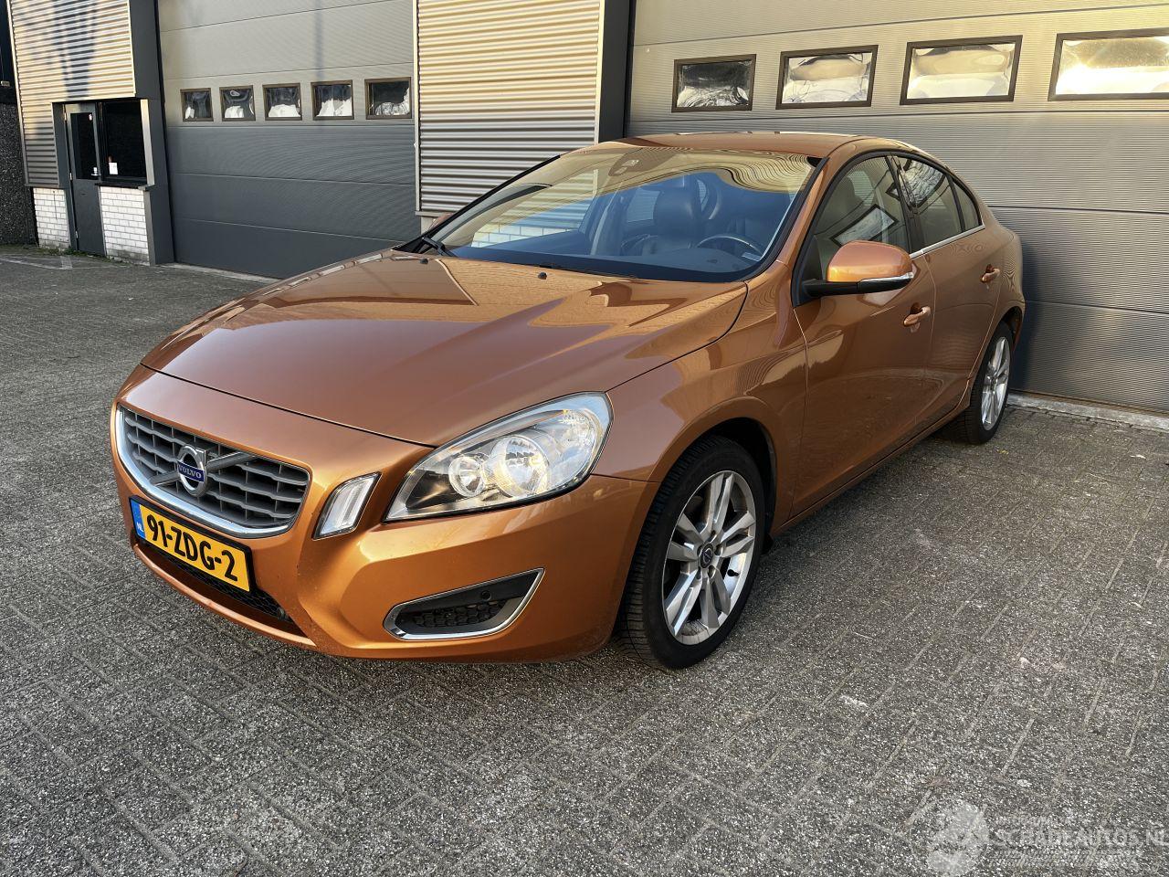 Volvo S-60 1.6 T3 AUTOMAAT / NAVI / CRUISE / PDC