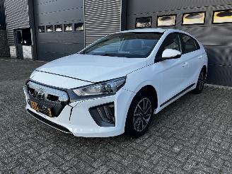 Schadeauto Hyundai Ioniq COMFORT EV 38kwH CAMERA / NAVI / CRUISE / PDC 2021/3