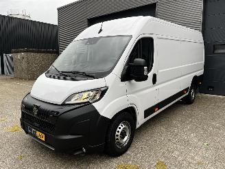 krockskadad bil bedrijf Peugeot Boxer 2.2 Blue HDI L4 H2 AUTOMAAT / 180PK / CAMERA / CRUISE 2024/11