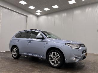 damaged passenger cars Mitsubishi Outlander 2.0 PHEV AWD Instyle+ Navi Clima 2014/11