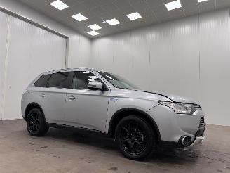 Vaurioauto  passenger cars Mitsubishi Outlander 2.0 PHEV 4WD Edition X-Line Navi Clima 2015/1