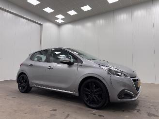damaged passenger cars Peugeot 208 1.2 PureTech Signature 5-drs Navi Airco 2018/11