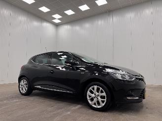 Damaged car Renault Clio 0.9 TCe Limited 5-drs Navi Airco 2019/8