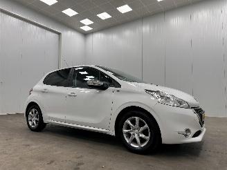 Damaged car Peugeot 208 1.2 PureTech Style Pack Navi Airco 2015/6