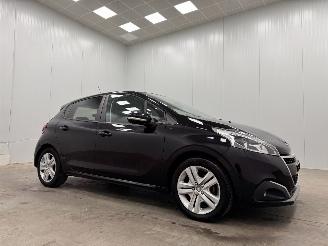 Unfallwagen Peugeot 208 1.2 PureTech Signature 5-drs Navi Airco 2018/10