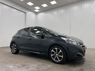Schadeauto Peugeot 208 1.2 PureTech Signature 5-drs Navi Airco 2019/6