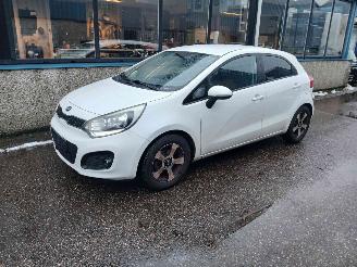 damaged passenger cars Kia Rio Rio III (UB) Hatchback 1.2 CVVT 16V (G4LA5) [63kW] 2012/12