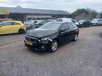 Vaurioauto  passenger cars Peugeot 308 308 SW (L4/L9/LC/LJ/LR) Combi 5-drs 1.2 12V e-THP PureTech 110 (EB2ADT(H 2020/1