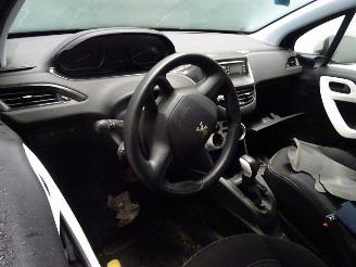 Peugeot 208 1.2 VTI picture 6