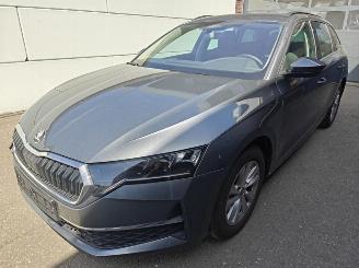 krockskadad bil auto Skoda Octavia Combi 1.5 TSI mHEV 110 kW Ambition 2026/4