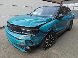 krockskadad bil auto Opel Mokka-E GS. Elektro 115 kW (156 PS) (AT) 2025/1