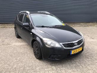 krockskadad bil auto Kia Cee d Cee\'d Sporty Wagon (EDF) Combi 2007 / 2012 - 1.6 CVVT 16V Combi/o  Benzine 1.596cc 92kW (125pk) FWD 2009-06/2012-12 (EDF5PH; EDF5PI) G4FC 2010/1