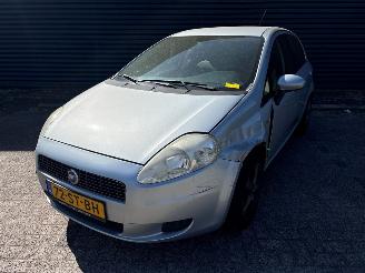 Vaurioauto  passenger cars Fiat Grande Punto Grande Punto (199) Hatchback 2005 -1.2 Hatchback  Benzine 1.242cc 48kW (65pk) FWD 2005-10 (199AXA1; BXA1) 199A4000; EURO4 2006/4