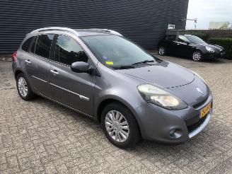 Vaurioauto  passenger cars Renault Clio  2011/1