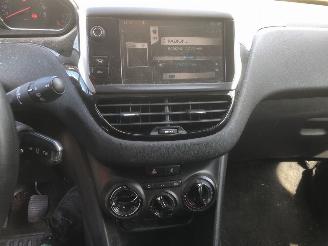 Peugeot 208  picture 6