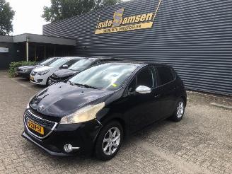 Vaurioauto  passenger cars Peugeot 208  2015/2