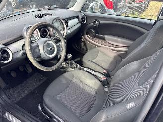 Mini Mini Mini (R56) Hatchback 2006 / 2013 - 1.6 16V Cooper Hatchback  Benzine 1.598cc 88kW (120pk) FWD 2006-10/2012-02 (MF31; MF32; MF33) N12B16A picture 6