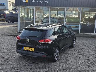 Vaurioauto  passenger cars Renault Clio 1.5 Energy dCi 90 FAP Combi/o 4Dr Diesel 1.461cc 66kW (90pk) FWD 2014/8