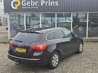 Vaurioauto  passenger cars Opel Astra SPORTS TOURER 1.7 CDTi 16V Combi/o  Diesel 1.686cc 81kW (110pk) FWD 2014/1