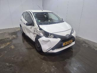 damaged passenger cars Toyota Aygo 1.0 12V VVT-i Hatchback  Benzine 998cc 51kW (69pk) FWD 2016/6