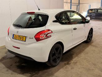 Avarii autoturisme Peugeot 208 1.0 Vti 12V PureTech Hatchback  Benzine 999cc 50kW (68pk) FWD 2014/2