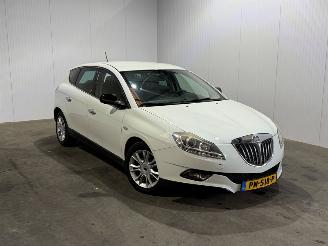 krockskadad bil auto Lancia Delta 1.4-16V Oro 2010/8
