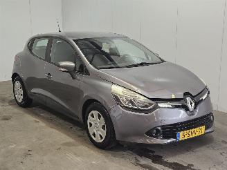 Vaurioauto  passenger cars Renault Clio 0.9 Energy TCE 90 12V Hatchback 4Dr Benzine 898cc 66kW (90pk) FWD 2013/10