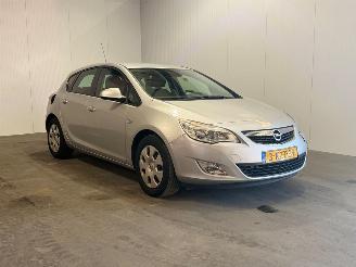 Vaurioauto  passenger cars Opel Astra 1.7 CDTi Cosmo 2011/9
