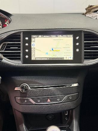 Peugeot 308 1.6 BlueHDI Blue Lease Executive Pack picture 12