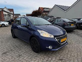 skadebil auto Peugeot 208 1.2 VTi Active 2013/1