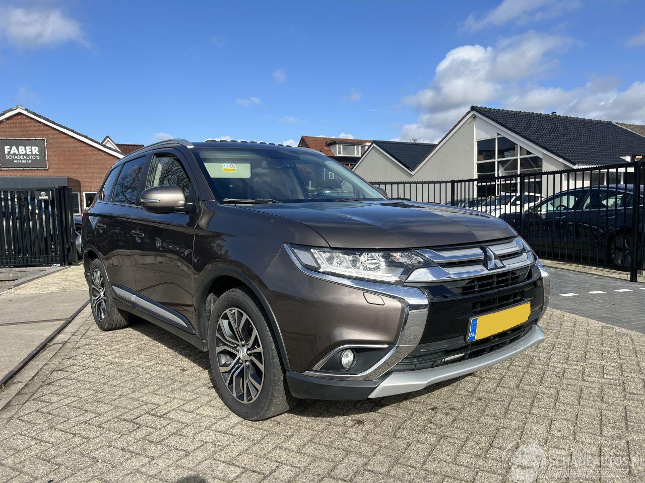 Mitsubishi Outlander 2.0 Instyle | PANORAMA !! 7P  133.445 KM !!