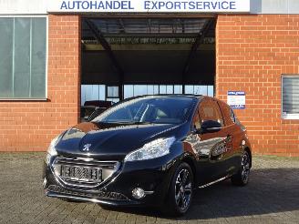 uszkodzony samochody osobowe Peugeot 208 1.2i Intuitive, Leer, Navi-MMS, Cruise & Climate 2013/3