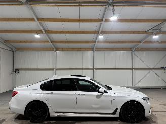 Damaged car BMW 7-serie 740i 240kW Automaat Schuifkantel High Executive Luchtvering 2018/12