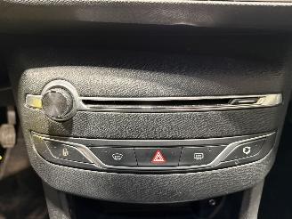 Peugeot 308 1.6BlueHDI 88kW Lease Executive Pack Pano picture 19