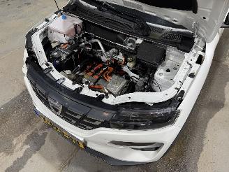 Dacia Spring 27kWh 33kW Comfort Plus Orange Pack picture 27