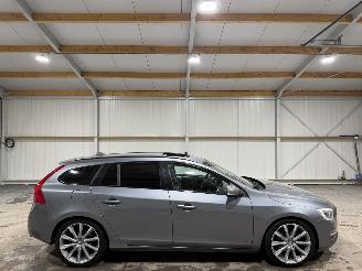 Schadeauto Volvo V-60 2.0T5 180kW Automaat Summum Schuifkantel 2015/7