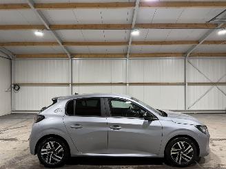 Damaged car Peugeot 208 1.2PT 55kW Airco Camera Style 2023/12