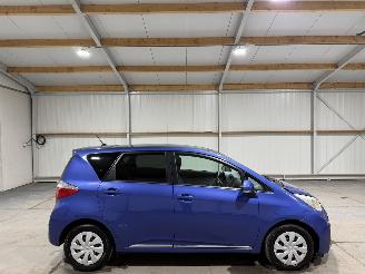 Vaurioauto  passenger cars Toyota Verso S 1.3 VVT-i 73kW Automaat Airco Camera Navi Aspiration 2011/5