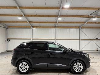 damaged passenger cars Peugeot 3008 1.2PT 96kW Blue Lease Executive 2019/3