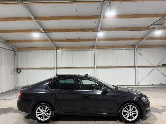 krockskadad bil auto Skoda Octavia 1.0TSI 85kW Automaat  Style Business Panoramadak 2019/1