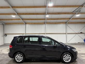 Schadeauto Volkswagen Touran 1.6TDI 81kW 7p Automaat SCR Connected Series 7 Persoons 2016/4