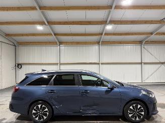 Damaged car Kia Ceed 1.6GDI PHEV 77kW Automaat DynamicPlusline 2021/6