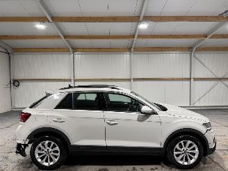 Vaurioauto  passenger cars Volkswagen T-Roc 1.5TSI 110kW Automaat Life Business 2024/4